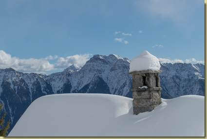 in secondo piano, il Monte Larone...