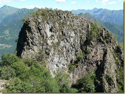 la Mognetta Grossa - a destra il percorso passa lungo la cengia con vegetazione