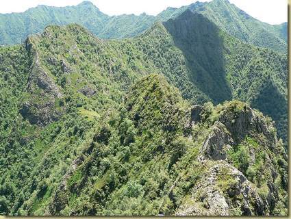 cresta verso la Sella Boera e Punta delle Gule (dal Dente Centrale) Dietro si vede la cresta spartiacque Valsesia/Valsessera che corre dal Castello di Gavala attraverso i Denti di Valmala fino alla Sella Bassa