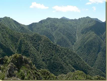 Valmala - dal Dente Centrale, da sinistra : i Denti di Valmala, la Sella Bassa, Cugnolaccio, Punta Badile (con il ripetitore), dietro spunta il Monte Barone 2044 m