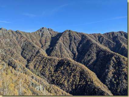 il versante che sale al Castello di Gavala...