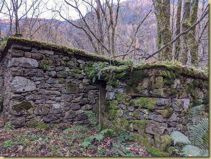 all'Alpe l'Aigra, il nucleo nei pressi del torrente...