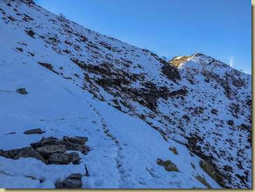 al Pianon Zabetta dove il sentiero sale sulla sinistra, mentre in questa occasione proseguiamo direttamente in salita in diagonale sulla destra verso la dorsale...