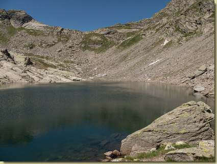 il terzo lago  di Paione, in alto il Passo omonimo...