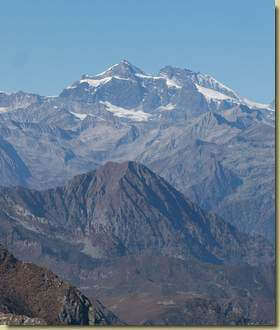 in primo piano, il Corno di Scarpignano...