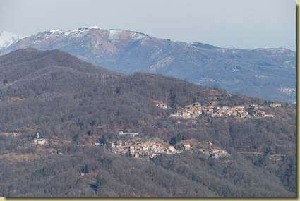 sullo sfondo, il Mottarone. In basso, Zuccaro e Rastiglione...