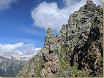 sulla guglia di fronte si notava del movimento...