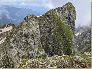 sulla prima sommità, vista sulla cima nord-est 2549 m. salita durante la precedente visita in zona...
