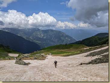 salendo l'interminabile nevaio verso il soprastante passo...