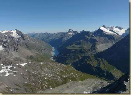 al centro il Lac du Mauvoisin