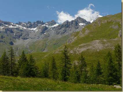 al centro la Grand T&ecirc;te de By e Les Trois Fr&egrave;res