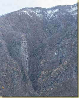 il versante opposto del vallone del Rio Blet...