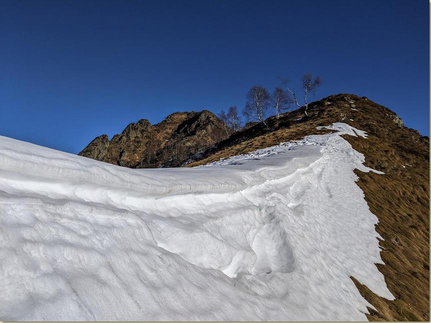 un po' di neve nel tratto iniziale della cresta...