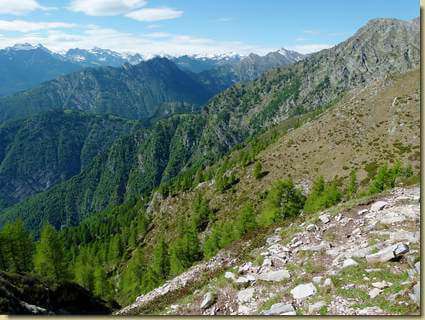 al centro la cresta percorsa in salita...