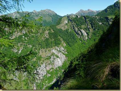 vista verso la Valle del Rio Fenecchio...