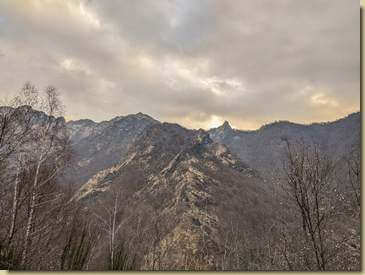 spicca in lontananza il Sasso Negro...
