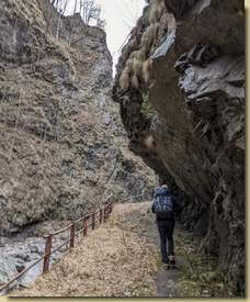 questa volta passiamo dalla vecchia stradina a fianco del torrente...