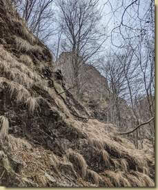 in alto, la sagoma della Punta del Miarel...
