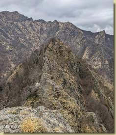 la cresta verso est...