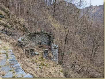 il rudere della Chiesetta della Beata Vergine delle Grazie....