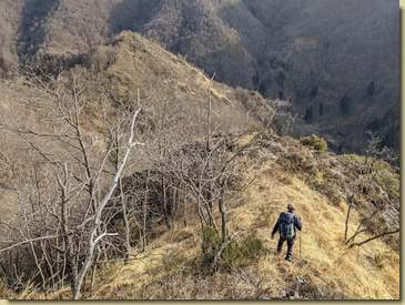 in discesa, poi si traversa prima sulla sinistra e in seguito a destra per aggirare un salto di roccia...
