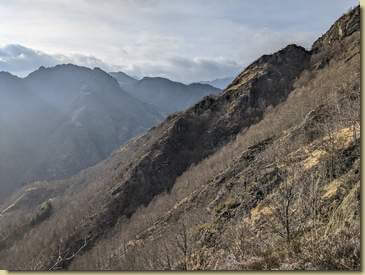 al centro il versante salito dall'Alpe Colora alla cresta e poi all'Alpe del Gatto in un bel giro precedente...