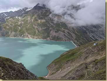 a destra, il Rifugio Somma Lombardo...