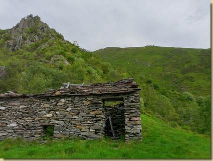 all'Alpe Vantarone, in alto il rifugio Al Legn