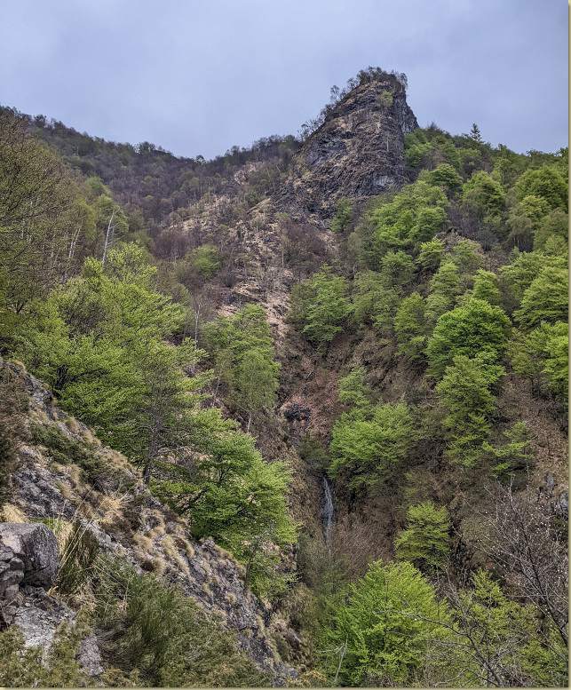 in alto, il Sasso Negro...