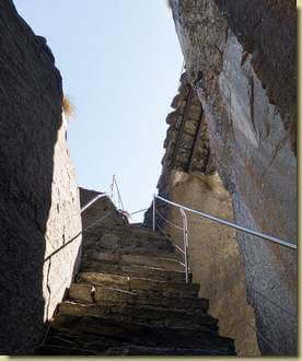 scalinata tra le rocce...