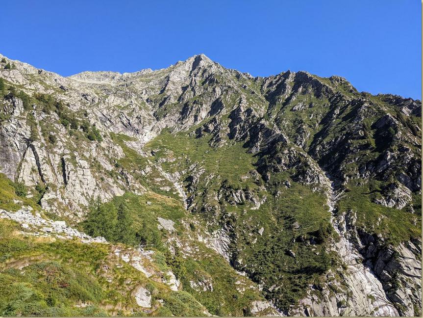 sulla sinistra la zona dell'Alpe Maiotta...