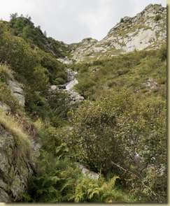 si può salire su entrambi i versanti del canalino...