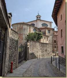 verso la Chiesa di Santa Maria Vergine Assunta...