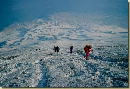 verso il bordo del cratere...