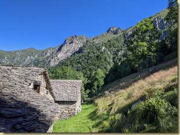 in alto sullo sfondo, la Cima Sajunchè...