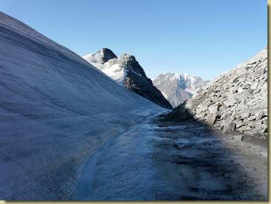 ruscello glaciale al Breithornpass...