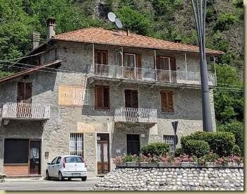a Balangera (la vecchia insegna riporta : "Nuova Trattoria Italo Argentina con alloggio e stallaggio")