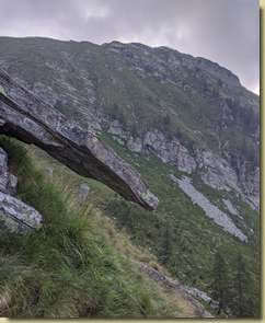 in alto, la cresta delle Schegge di Muino...