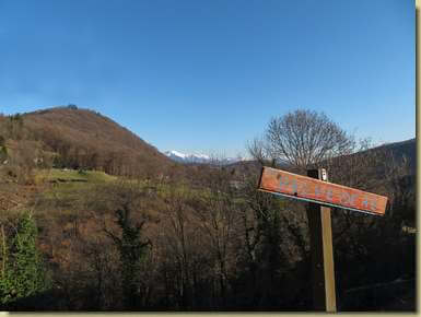 a sinistra, il colle di Nocco...