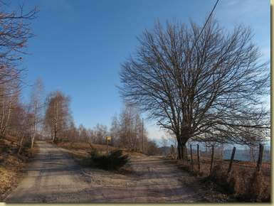 a destra la stradina che scende a Brovello...