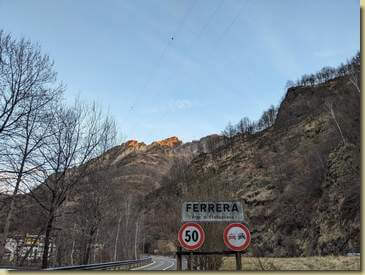 a Ferrera, in secondo piano ancora in ombra la zona che raggiungeremo...