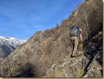 traversiamo per un tratto sul fianco della cresta...