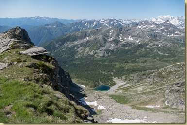 sulla cresta; in basso a destra, il Lago di Agro...