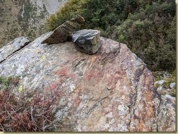 arriviamo a questa roccia con una scritta ormai non più leggibile...