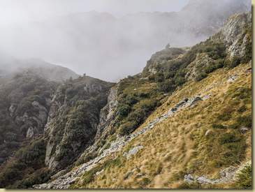 ci dirigiamo verso il pendio al centro della foto...