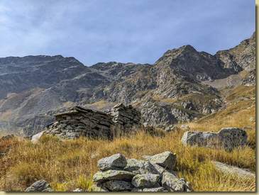 arriviamo su un poggio con l'inaspettato rudere di un baitello