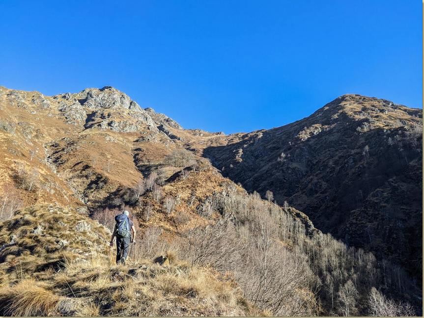 il versante che sale all'Alpe Gavala di sopra e al Castello di Gavala...