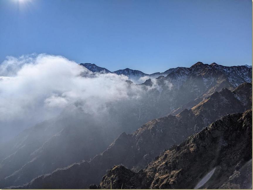 sale la nebbia...