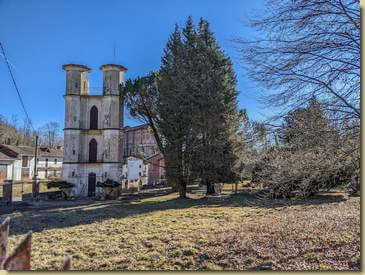 la singolare "Casa dei Venti" costruita su progetto dell'architetto Alessandro Antonelli...
