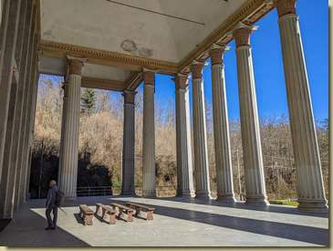 le colonne davanti all'ingresso...